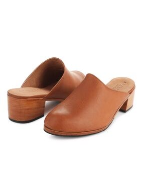 Adelante Camila Handcrafted Stacked Heel Mules in Caramel — Size 9N Narrow